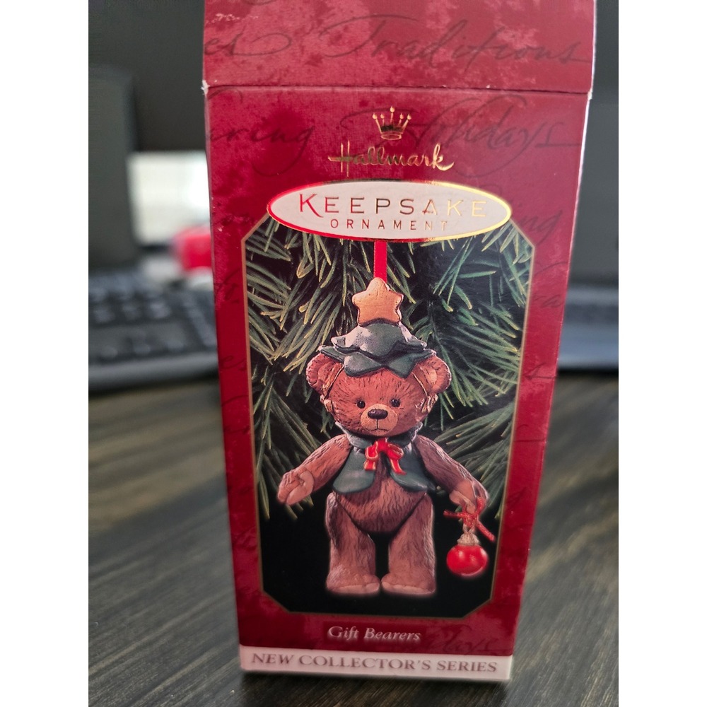 Hallmark Keepsake Ornament 1999 Gift Bearers First in Series Porcelain Bear Box - Picture 4 of 5